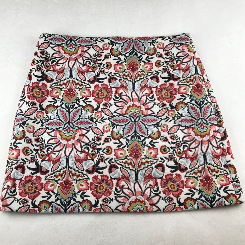 Loft broquet fabric skirt